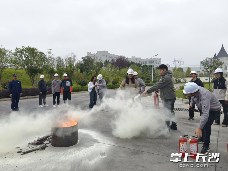 开福区消防救援大队星月消防救援站在辖区企业正大集团开展消防安全培训与演练活动。长沙晚报通讯员 刘荃菁 供图