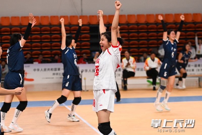 湖南女排3比1战胜河南取得首胜。  均为长沙晚报全媒体记者黄启晴摄