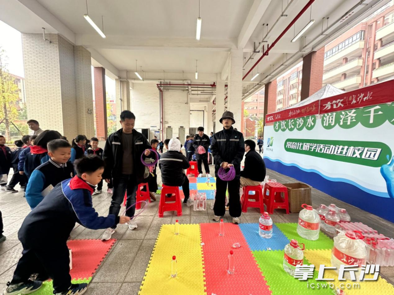 水知识套圈抢答游戏。