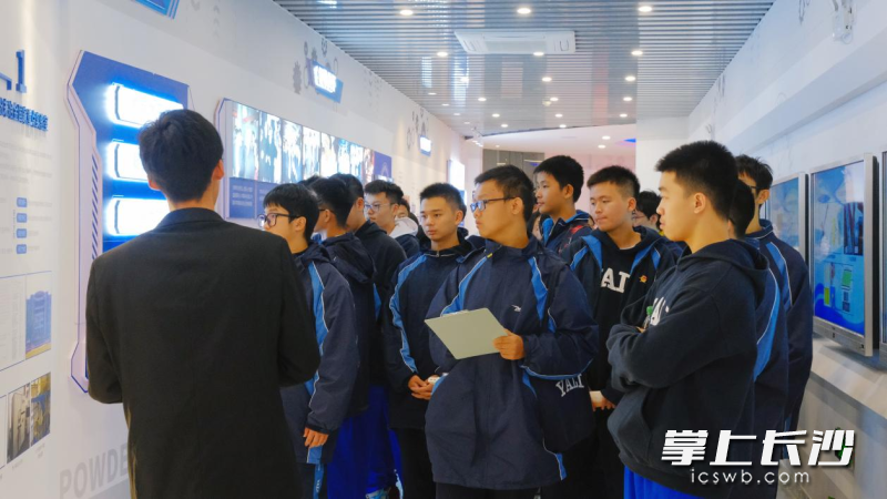 雅礼洋湖实验中学学生在科普基地探寻粉末冶金前世今生。