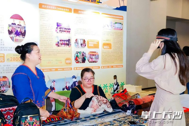 市民在展出的劳务品牌前参观了解。 长沙晚报全媒体记者 刘攀 摄