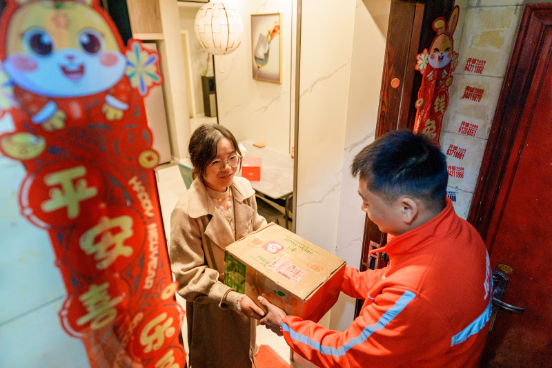 11月19日上午，今年第1500亿件快件在重庆签收。  摄影：李雨恒