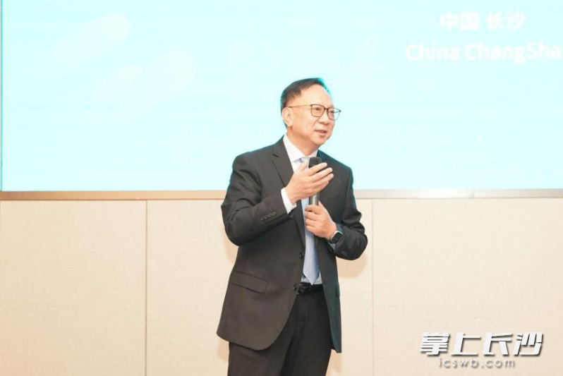 爱尔眼视光研究所所长杨智宽教授致辞。