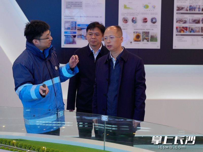 周春晖（右）在望城区部分重点企业调研。 均为长沙晚报全媒体记者祝林灿摄