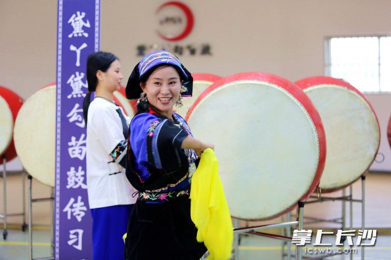 肖纳姣向学员传授苗鼓舞技艺。 均为长沙晚报全媒体记者贺文兵摄