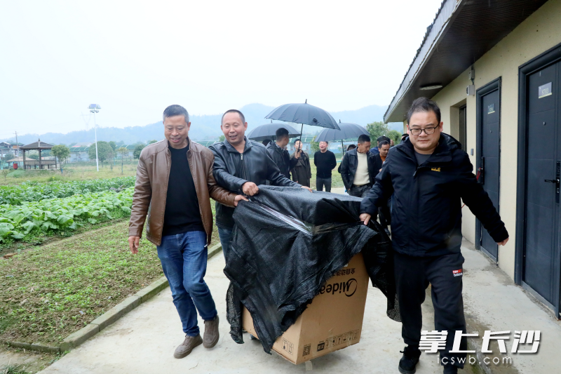 小白鹤被从桃江接回长沙。均为长沙晚报通讯员张红莉、谭思敏摄