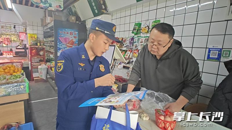 消防宣传员把安全“大礼包”送给群众。长沙晚报通讯员 谢海鹏 摄