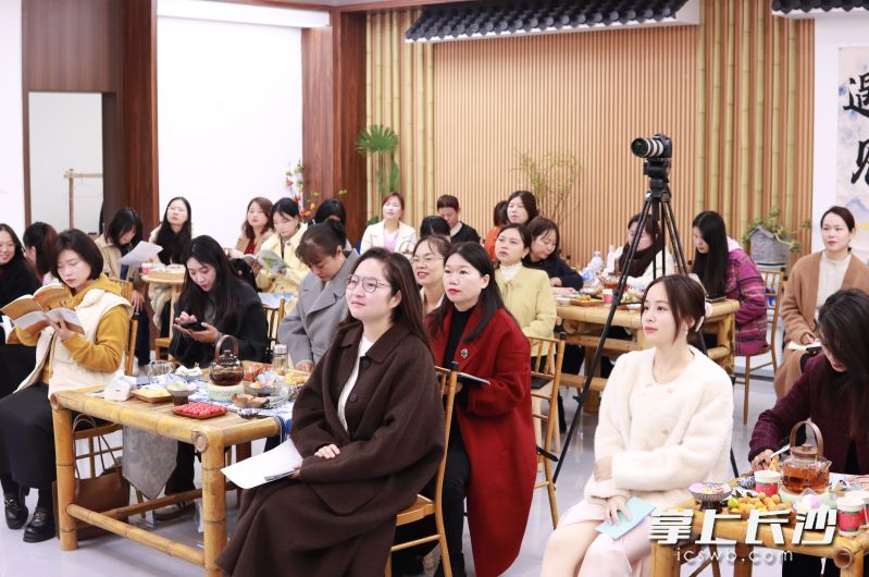 认真聆听。