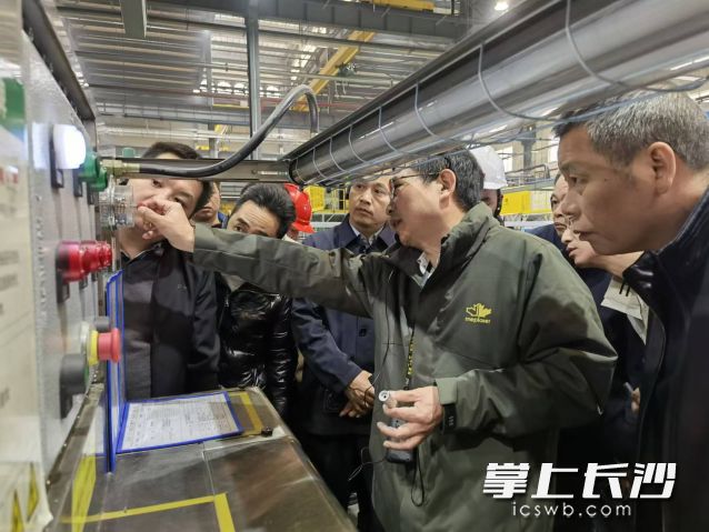 此次培训班十分“特别”:培训课堂从室内搬到工贸企业的涉粉作业现场。 此次培训班十分“特别”:培训课堂从室内搬到工贸企业的涉粉作业现场。