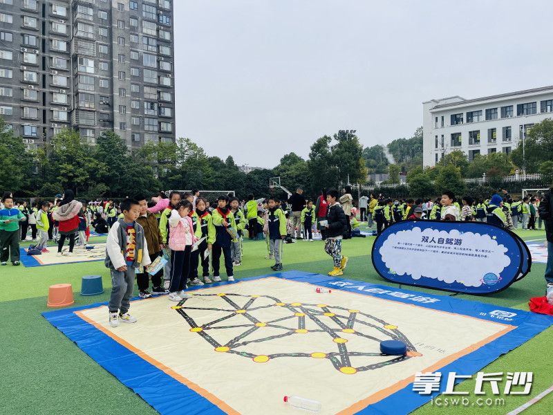 学生们在趣味游艺活动中感受数学学科的乐趣。均为通讯员吴咪咪供图