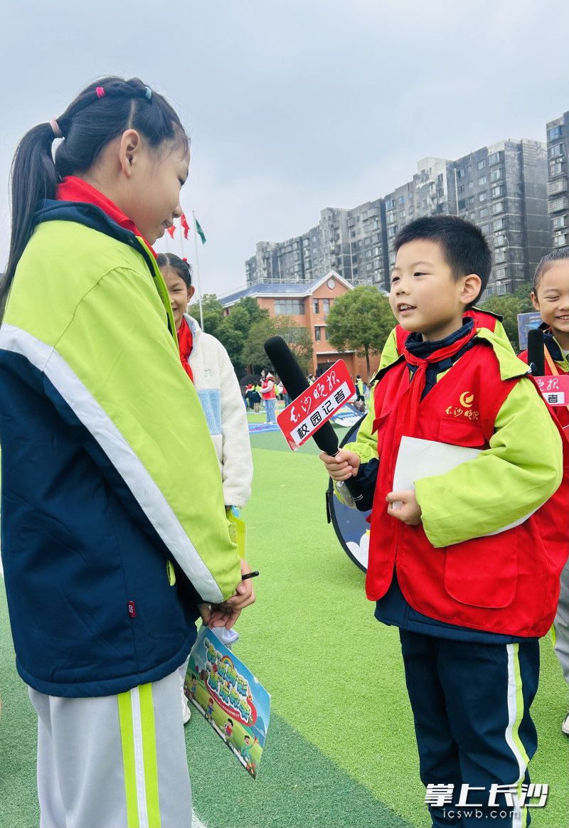 “你最喜欢哪项数学实践呢？”有趣的学科节也吸引了长沙晚报校友小记者的目光。