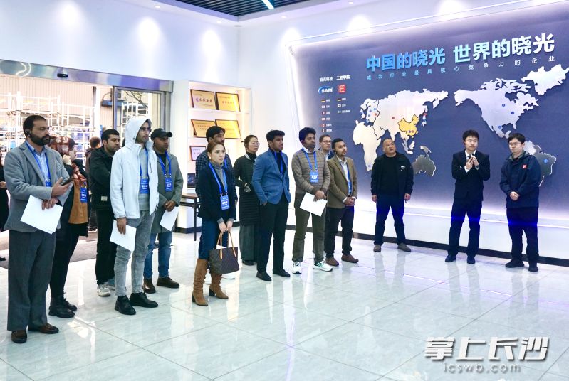 参会代表团实地考察湖南晓光模具有限公司。