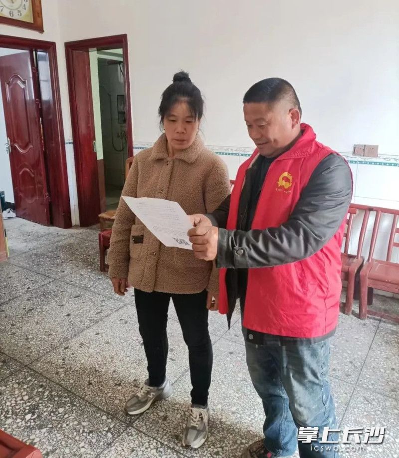 在浏阳市船仓村，联户邻长上户做森林防火知识宣传。