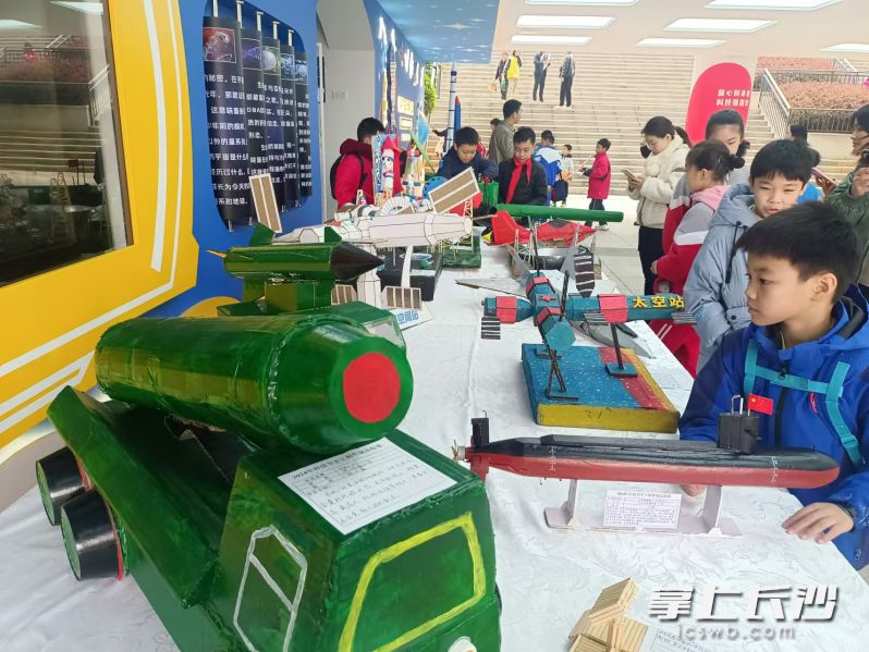 科技节手工制作作品吸引了大家的目光。 科技节手工制作作品吸引了大家的目光。