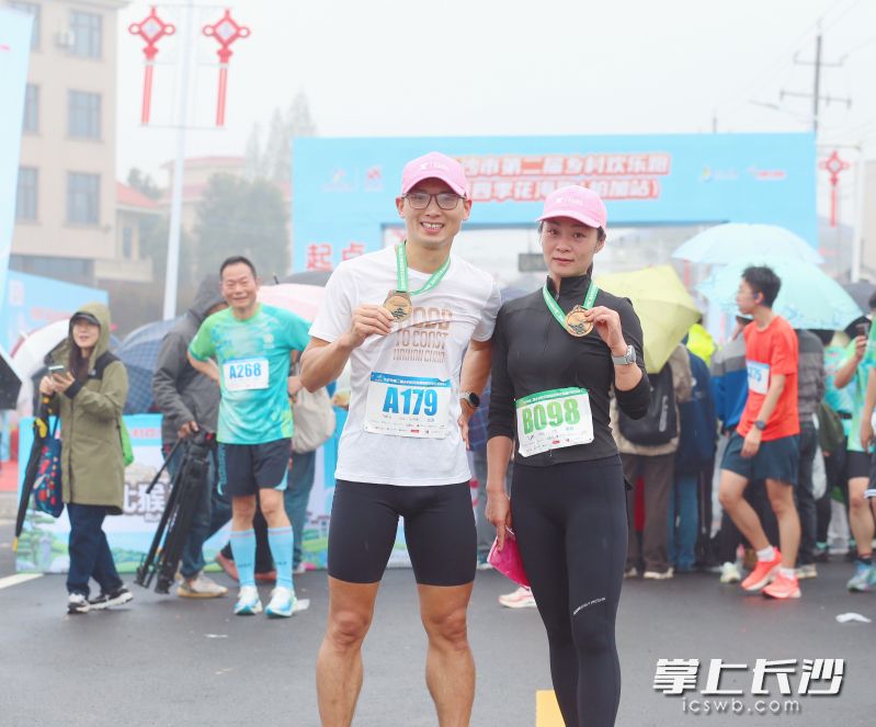 选手们完赛后在终点合影打卡。