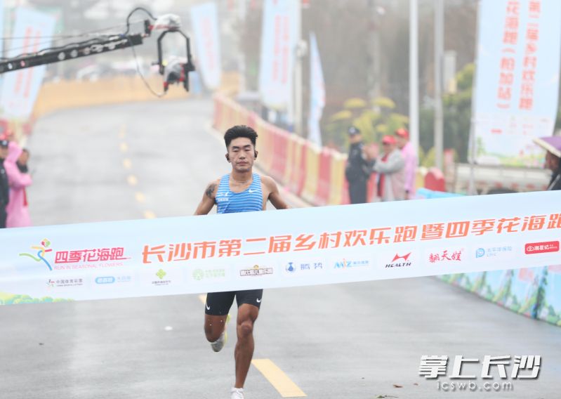 男子组选手董鹏以30分47秒轻松夺冠，图为冲线瞬间。