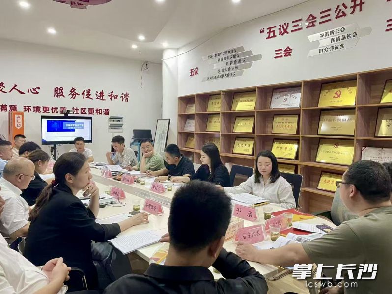 街道、派出所、市监所、社区和业主代表参与，公开透明票选出应急代管物业。