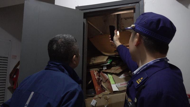 消防监督员在宁乡黑金时代住宅小区开展消防安全专项检查。 长沙晚报通讯员 方圆 摄