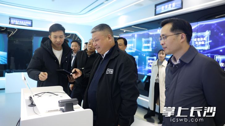 25日，市政协主席、市人工智能产业链链长陈刚带队前往长沙经开区，调研人工智能产业发展情况。 长沙晚报全媒体记者 盛磊 摄