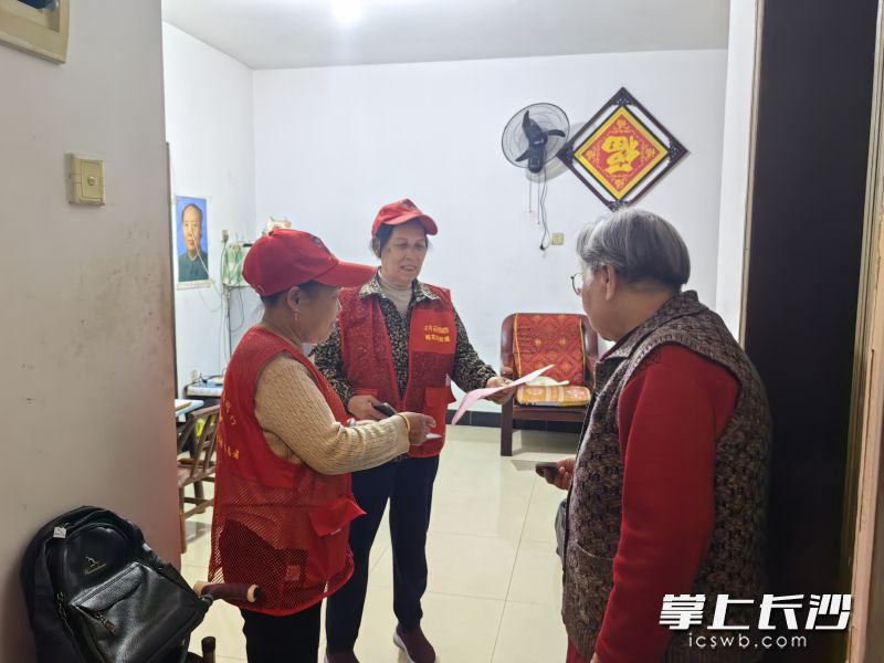 “金姐桂哥”志愿者开展敲门行动。