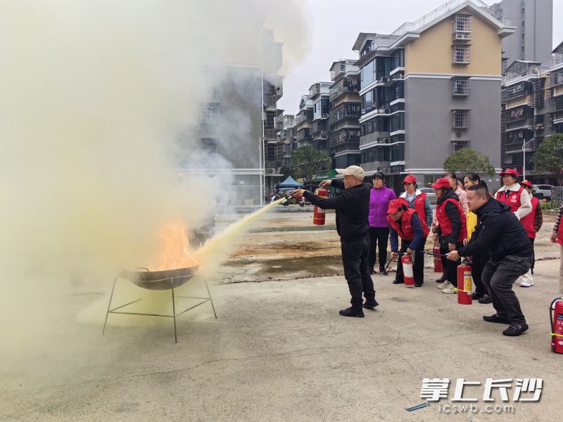 商家现场开展灭火实操。 均为通讯员供图