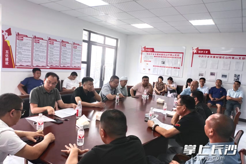 通过座谈会的形式，调解村民的矛盾纠纷。