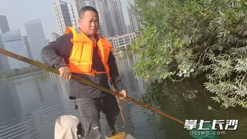 费滔在进行水务巡查。   受访者供图