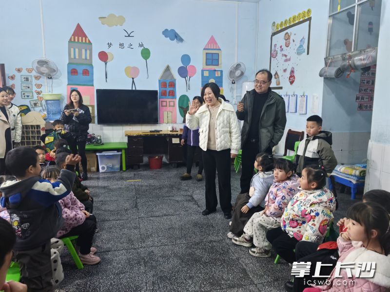 芙蓉区教育局农园路幼儿园携手芙蓉区教育局观悦幼儿园组成帮扶团，赴麻阳苗族自治县民族幼儿园、江口墟中心幼儿园、隆家堡幼儿园，开展了为期两天的送教送培帮扶活动。 均为长沙晚报通讯员黄卫萍摄