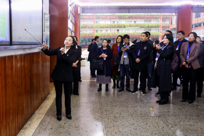 参会人在雨花区长塘里小学实地观摩，长塘里小学党总支书记肖陈慧介绍。