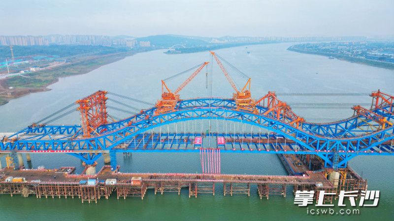 暮坪特大桥合龙现场。长沙晚报全媒体记者 易亿 摄