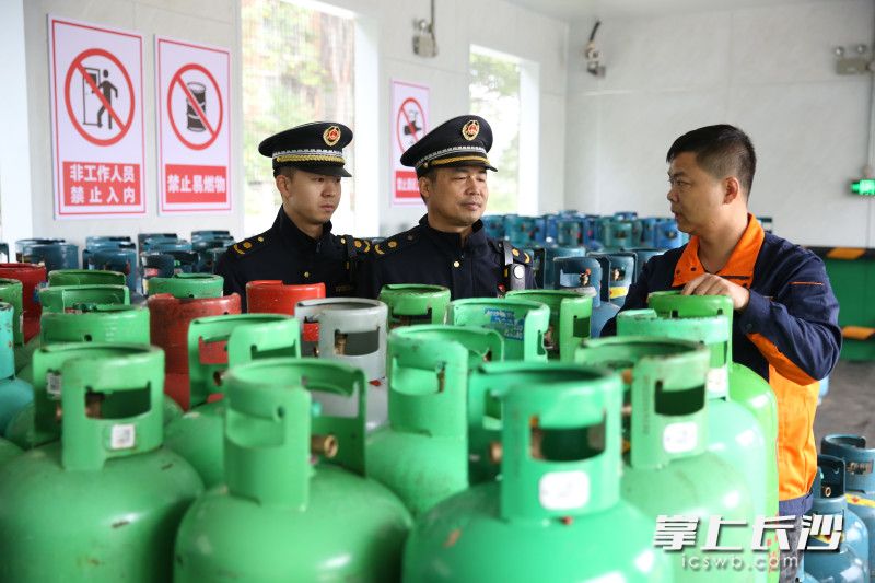 雨花区新建的11个瓶装液化气二级站正式投入使用，全面实行瓶装液化气统一配送，确保市民用气安全。 均为 通讯员 高兴 摄