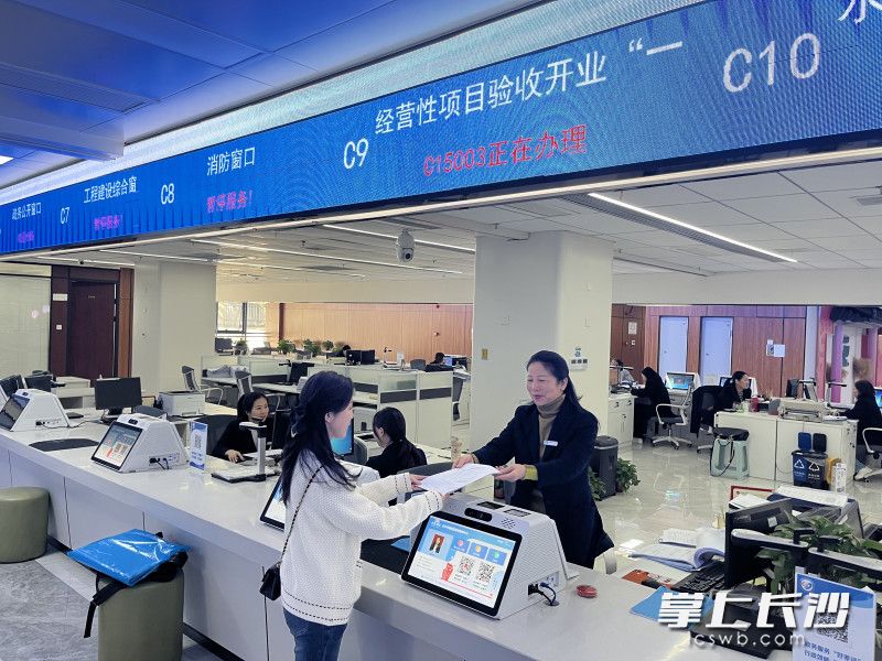 雨花区打破部门壁垒，整合消防验收与开业前消防检查审批流程，化零为整，将多项审批集成为“一件事”高效办理。全媒体记者 周游 通讯员 高兴 摄影报道