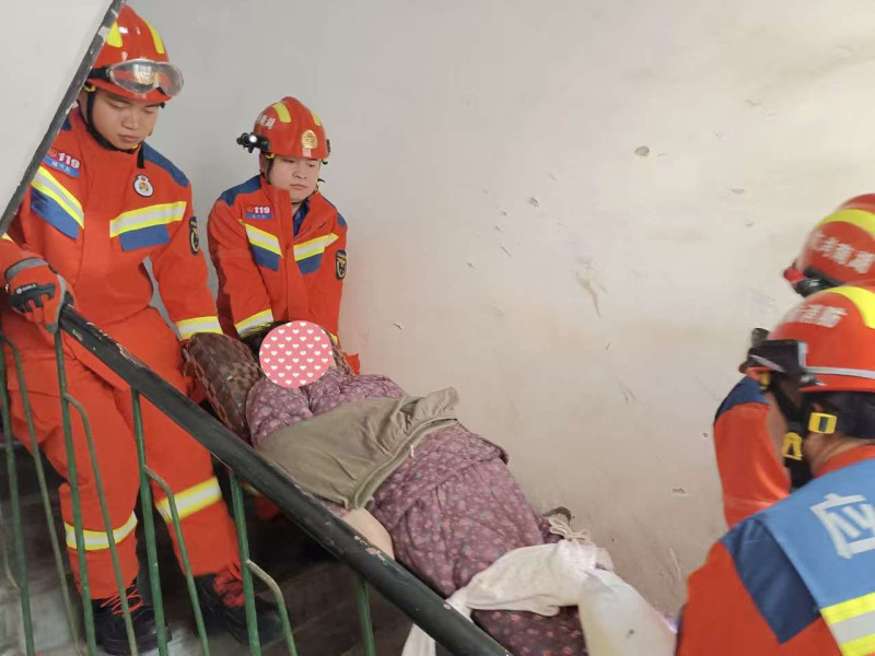 消防员把老人从高楼抬下送医。 长沙晚报通讯员 李斌 摄