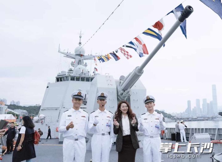 孙秀祖委员（右二）与舰队海军官兵合影。