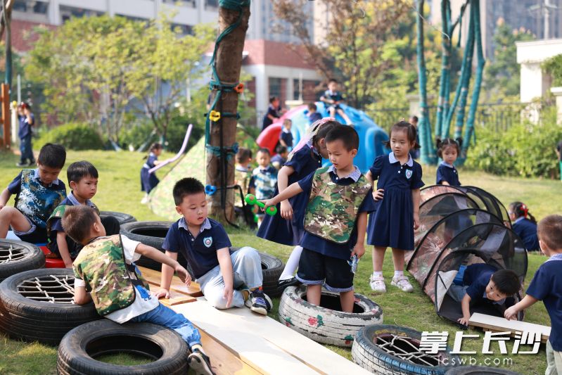 万润滨江幼儿园的孩子们正在草坡上玩自主游戏。 均为长沙晚报通讯员刘晖供图 万润滨江幼儿园的孩子们正在草坡上玩自主游戏。 均为长沙晚报通讯员刘晖供图