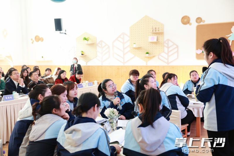 老师们分组进行研讨。 老师们分组进行研讨。