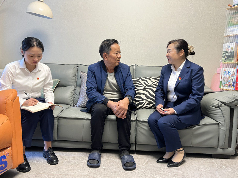 邻长入户了解居民需求。图片均由新生社区提供