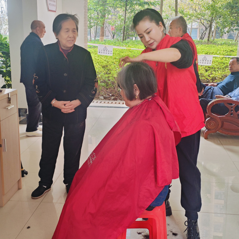 志愿者在为居民免费剪头发。