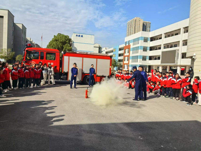 消防宣传员在教导孩子们如何使用灭火器。长沙晚报通讯员 刘国辉 摄 消防宣传员在教导孩子们如何使用灭火器。长沙晚报通讯员 刘国辉 摄