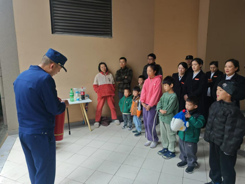 开福区消防救援大队伍家岭消防救援站到北辰三角洲奥城E4区开展消防知识培训活动,图为活动场景。 长沙晚报通讯员 孟刘辉 摄 开福区消防救援大队伍家岭消防救援站到北辰三角洲奥城E4区开展消防知识培训活动,图为活动场景。 长沙晚报通讯员 孟刘辉 摄