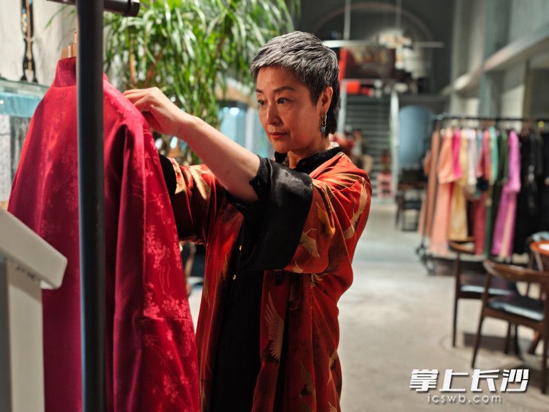 刘珂言对丝绸的衣服进行搭配。她说丝绸应该成为日常的穿搭。