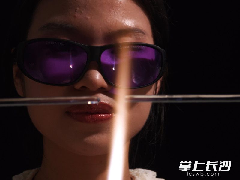 制作灯工玻璃，入门简单，想要做好却不容易，除了要面对长时间的高温炙烤外，还有面对它的高报废率。