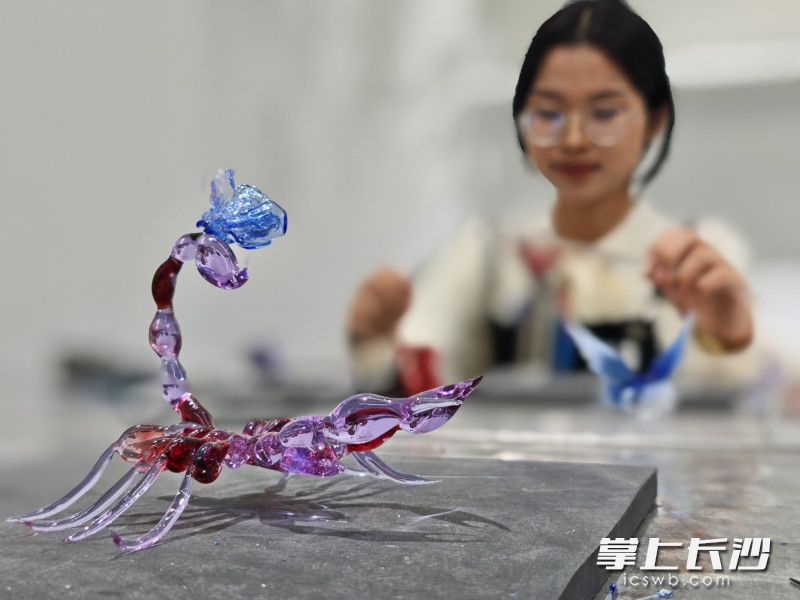 雷雨晴制作的灯工玻璃作品。