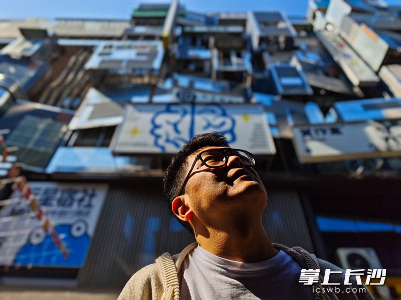 赛博朋克风格的标星立场青创空间，仿佛造梦空间般。