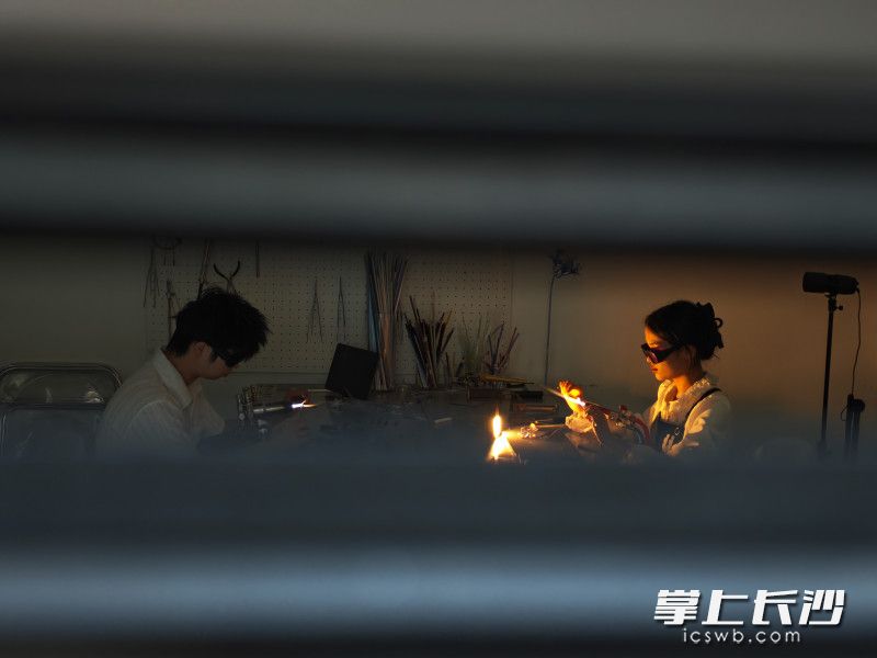11月7日，雷雨晴和同学何洋一起制作灯工玻璃。