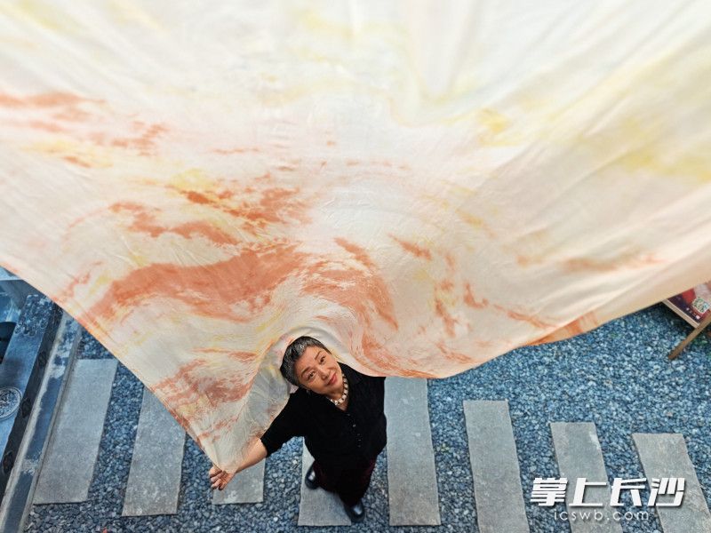 丝绸是细腻而磅礴的文化载体，而如院是她内心的载体。