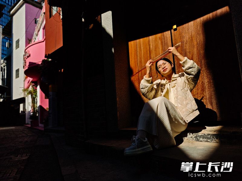 入驻街区后，让雷雨晴感到暖心的是，当地团委帮助他们对接贷款等政策，还在街区定期举办读书会、分享会等交流活动，带动大家共同成长。