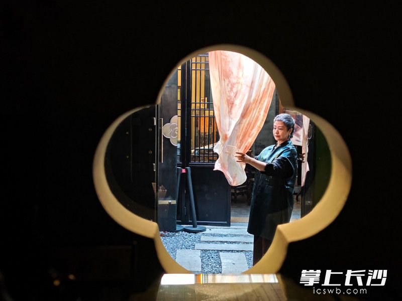 如院丝绸博物馆坐落于长沙文化老街潮宗街历史文化街区的国际交流版块，是上世纪六十年代民居改建而成的中式院落。