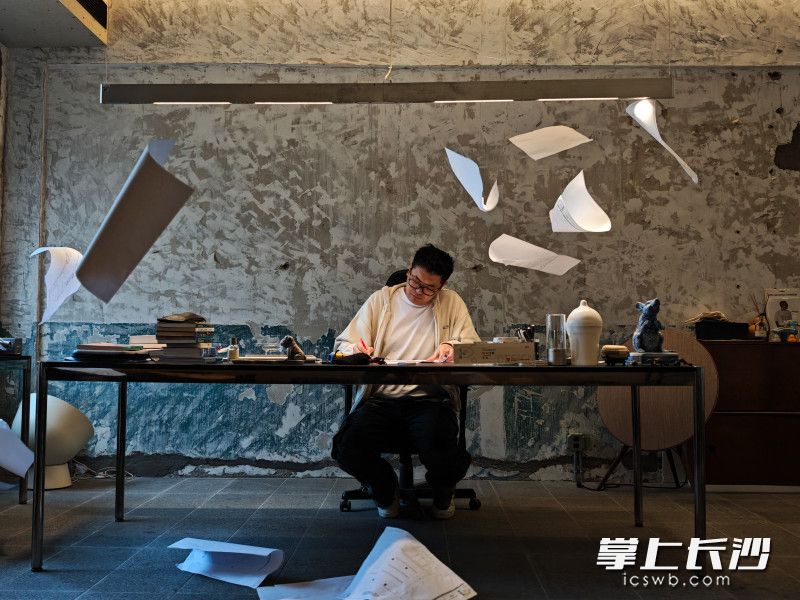 团队未取名字之前就已经开始接设计的活儿，某一天，团队中的一个设计师对另一个设计师说“拿张草稿纸给我”。李菁听到这个久未听到的名词后，觉得用它做公司的名字非常好。（创意拍摄）