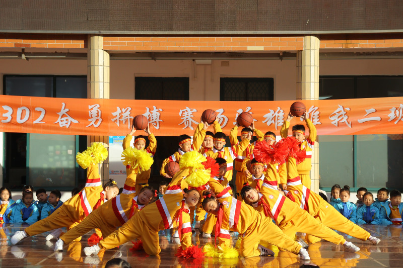 开幕式上，同学们带来了精彩的表演。